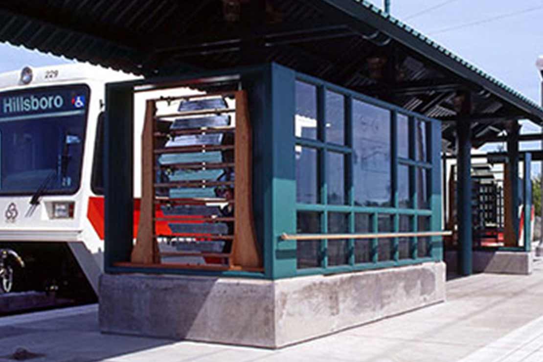 Windscreen shelter made with wood and etched glass in a green metal frame